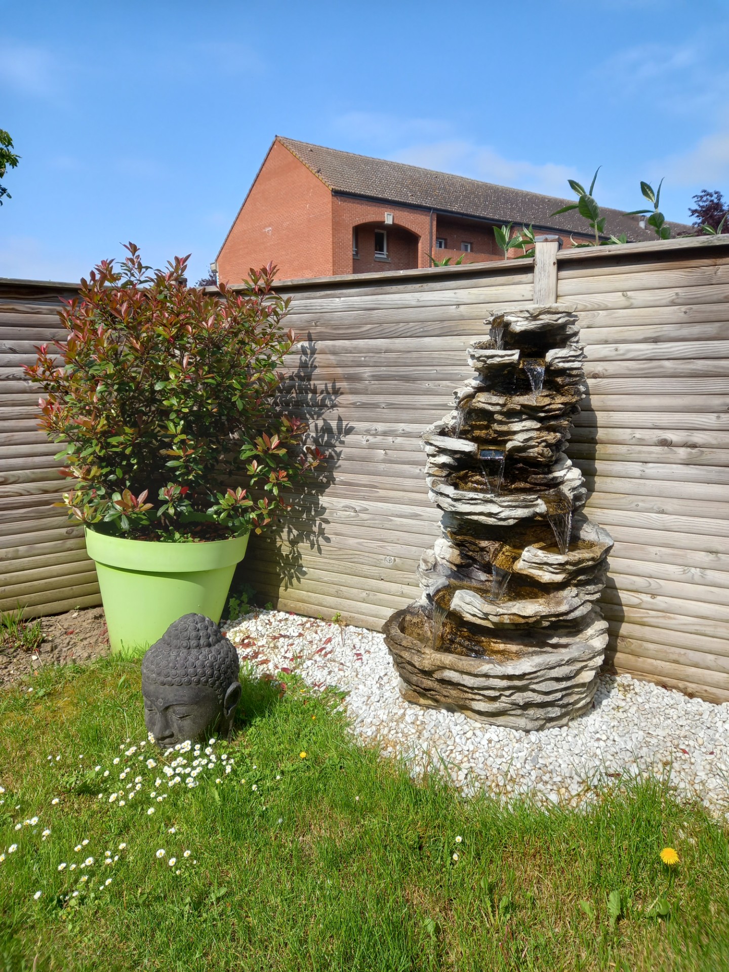 Création jardin avec fontaine par Air&Net